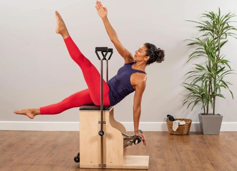 マシンピラティスを練習するピラティスインストラクター