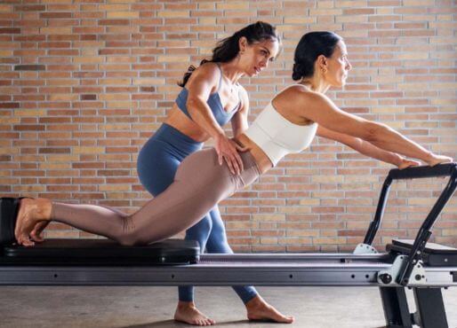 リフォーマーでティーチングする講師と生徒