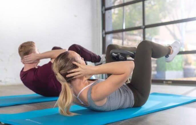 マットピラティスをする受講生